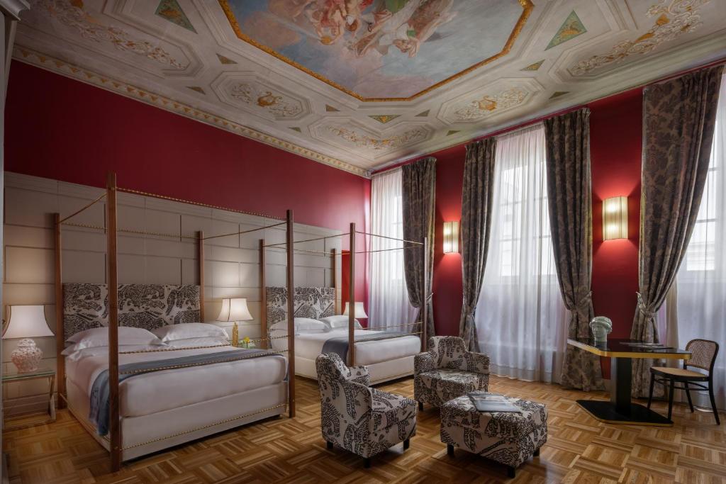 佛罗伦萨Hotel Number Nine的一间卧室设有两张床和格子天花板