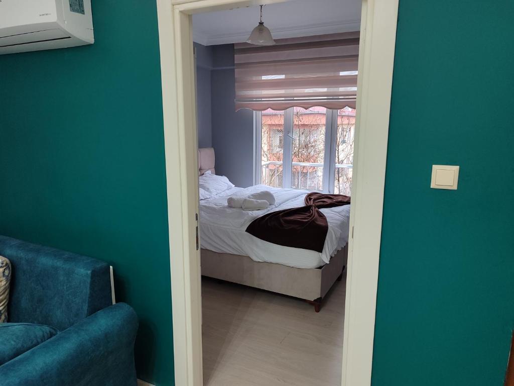 Çam Suit的一间卧室设有一张床和一个窗口