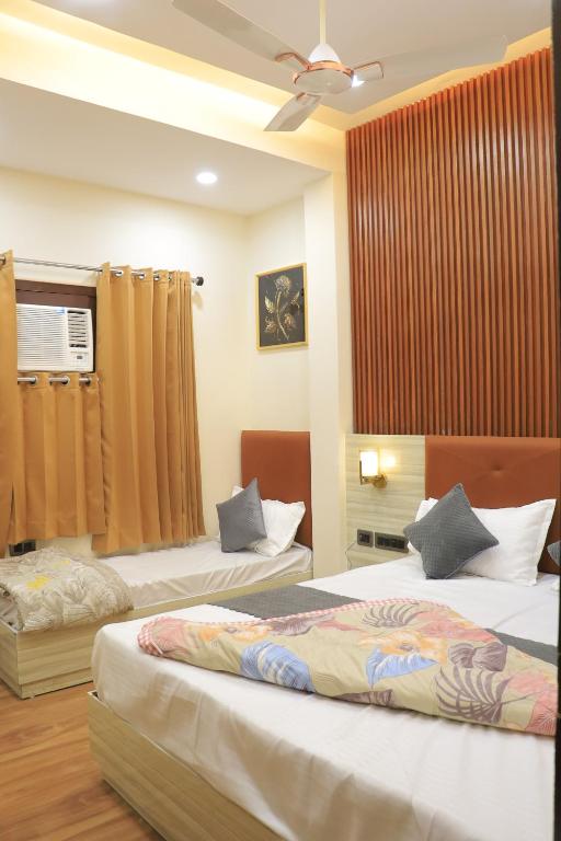 阿姆利则Amritsar view new hotel near golden temple的酒店客房配有两张床和风扇