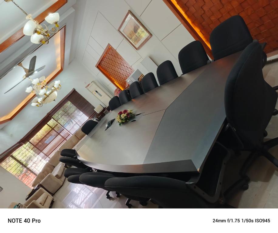 伊斯兰堡Palladium Executive的会议桌和椅子的架空视图