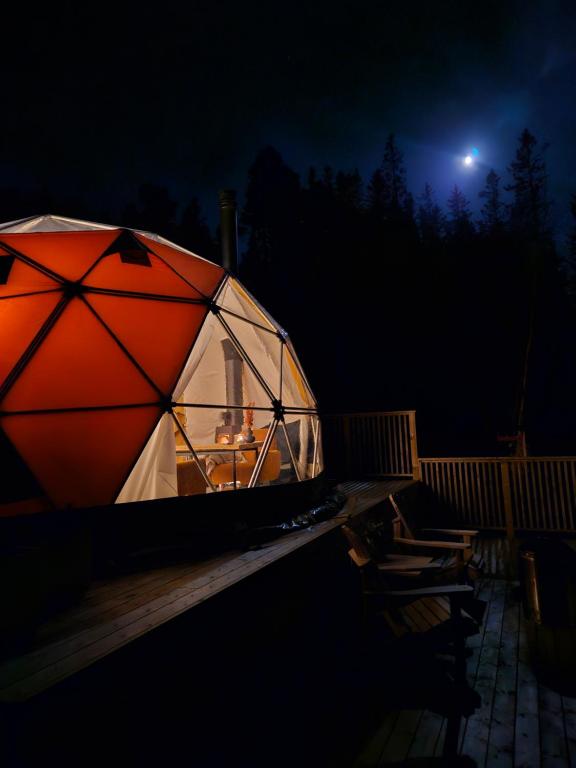Forbord Dome的夜间甲板上的一个红色和白色的大帐篷