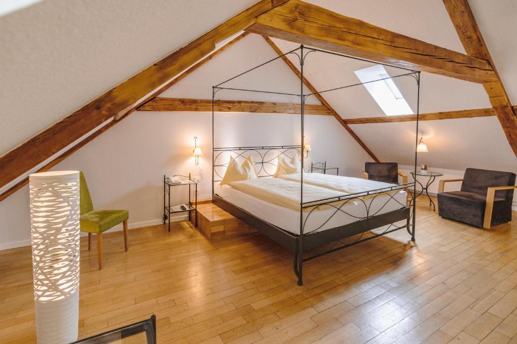 巴塞尔ODELYA Hotel & Naturgarten Basel City的阁楼卧室配有天蓬床