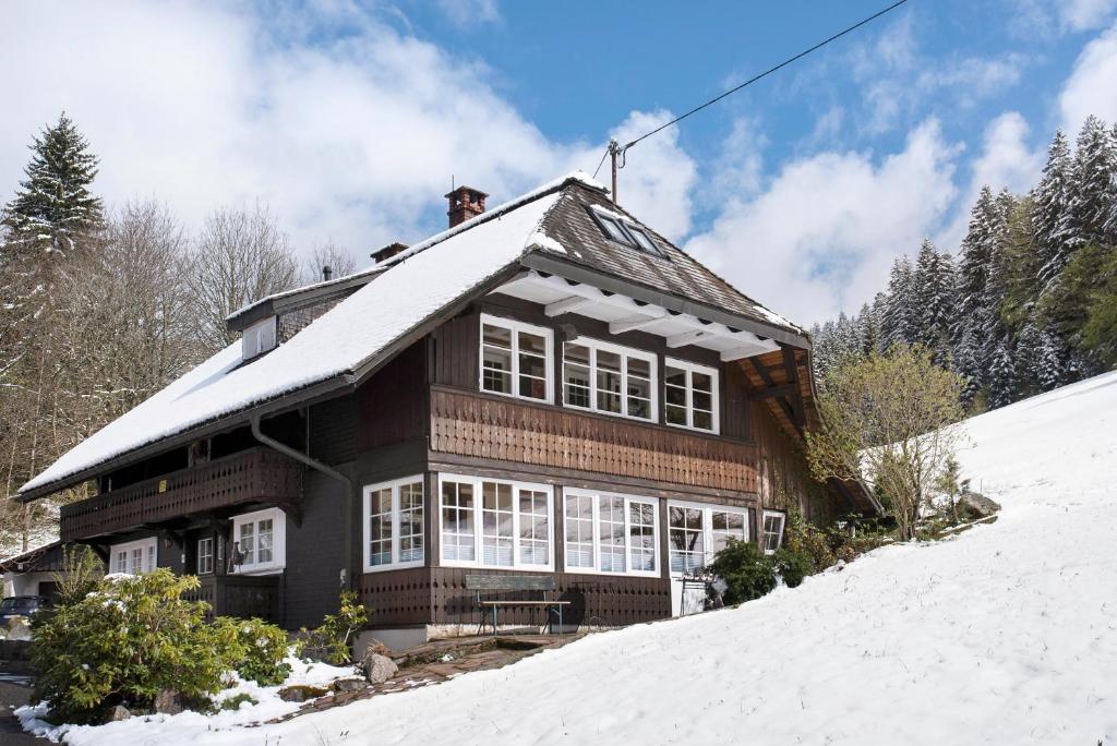 托特莫斯Schwarzwaldcasa的雪覆盖的山顶上的房子