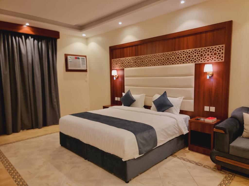 吉达الديار الفاخرة - الربوة的配有一张床和一把椅子的酒店客房