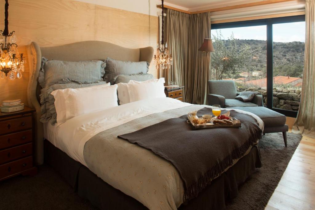 马里亚尔瓦卡萨斯科罗酒店的一间卧室配有一张大床,上面放着一盘食物