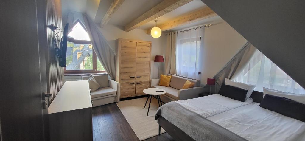 扎科帕内Walkowy Dwor的一间小卧室,配有床和窗户