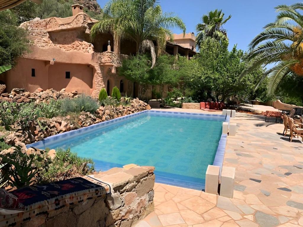 TahlaAzzaouia Resort的一座带房子的庭院内的游泳池
