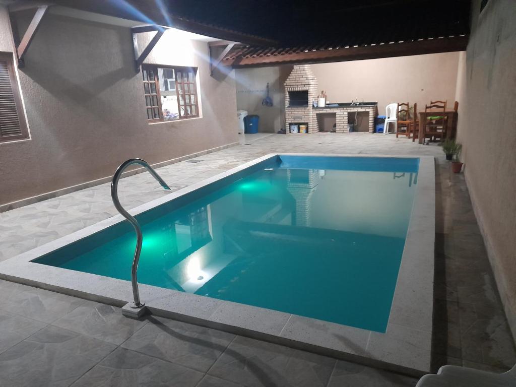 瓜鲁柳斯Imperial feste的一座房子里带水管的游泳池