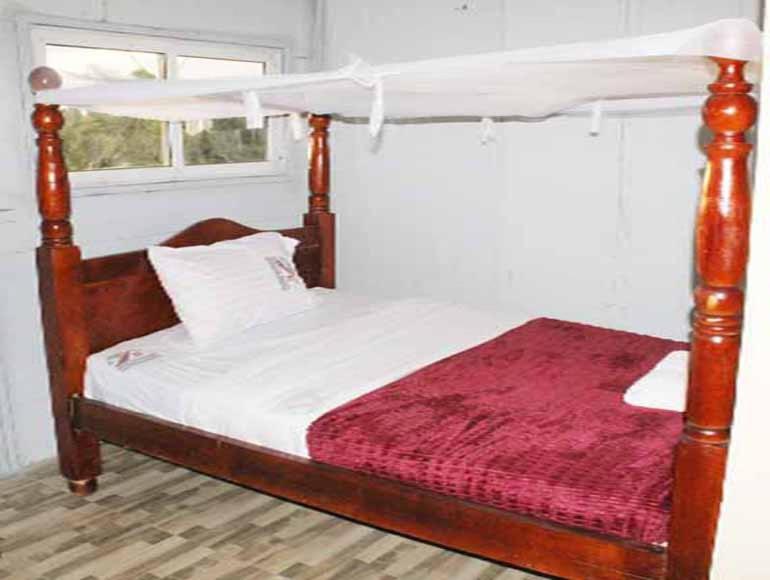 LukunyuLoginecoresort的一间卧室配有一张带红色毯子的天蓬床