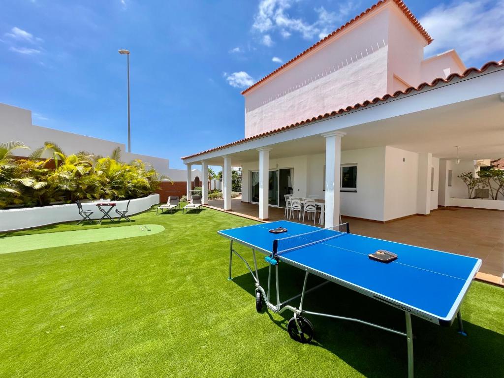 阿德耶Beautiful Villa Amorio - Private Heated Pool with Sea Views & WIFI的房子院子内的乒乓球桌