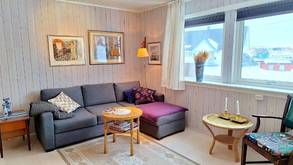 贝勒沃格Berlevåg Apartment的客厅配有沙发和桌子