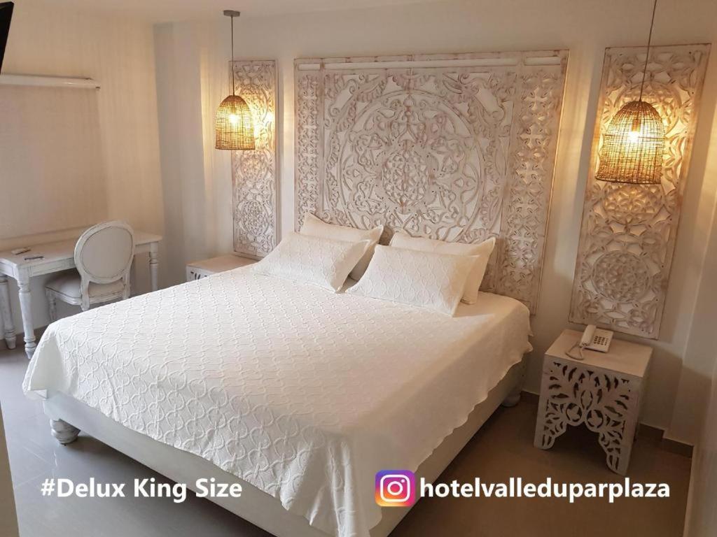 巴耶杜帕尔Hotel Valledupar Plaza的卧室配有白色的床和2个枕头