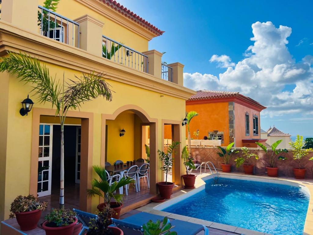 夏约法Villa Chayofa的一座房子前面设有游泳池