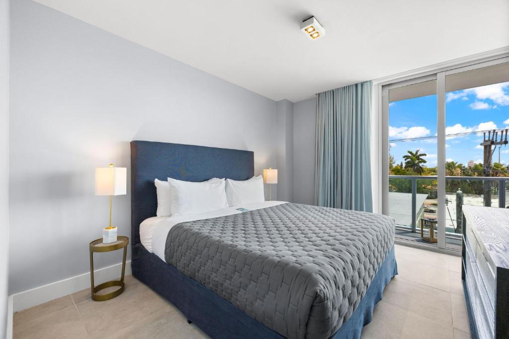 迈阿密海滩ABAE Hotel by Eskape Collection的一间卧室设有一张床和一个大窗户