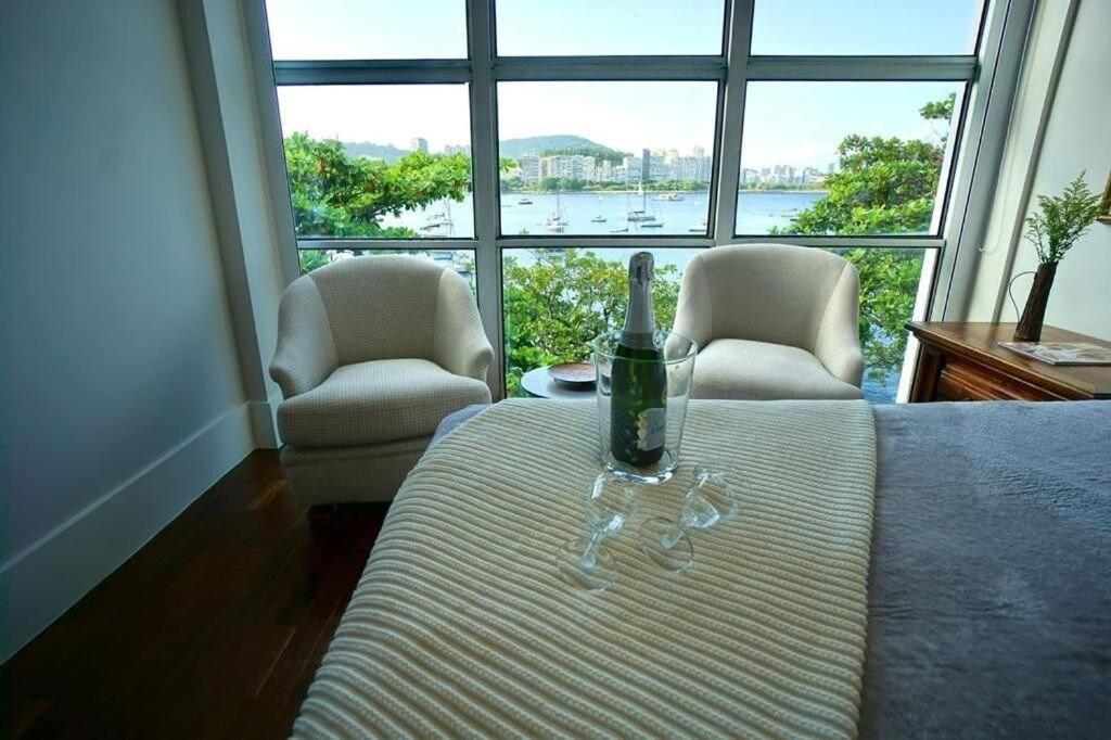 里约热内卢Apartamento vista mar e montanha的床上坐着一瓶葡萄酒