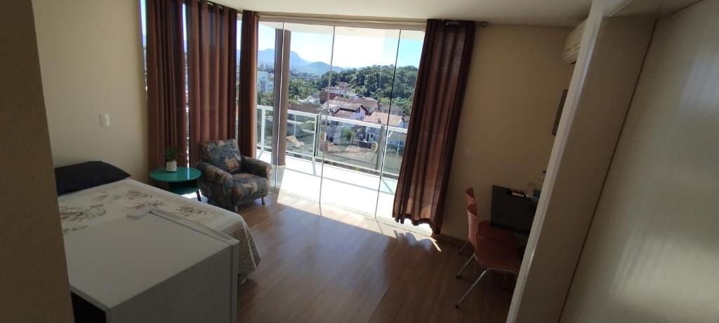 约恩维利Pousada Floresta的客房设有大窗户,享有房屋的景致。
