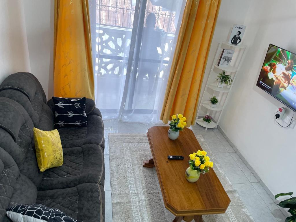 蒙巴萨Ngoki’s comfort apartment的带沙发和咖啡桌的客厅