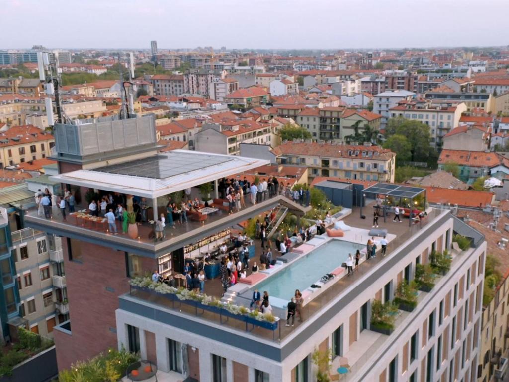 米兰21 House of Stories Navigli的一群人站在建筑物屋顶上