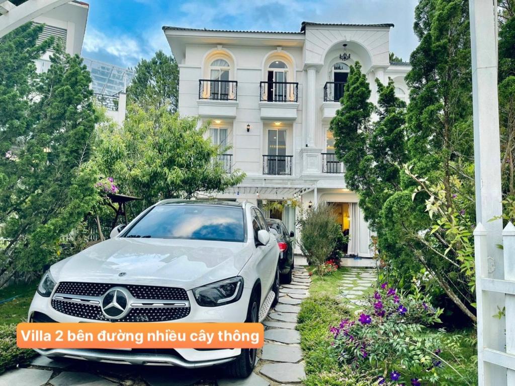 胡志良Villa Đà Lạt - Biệt Thự Đà Lạt Khu Có Nhiều Thông的停在房子前面的白色汽车