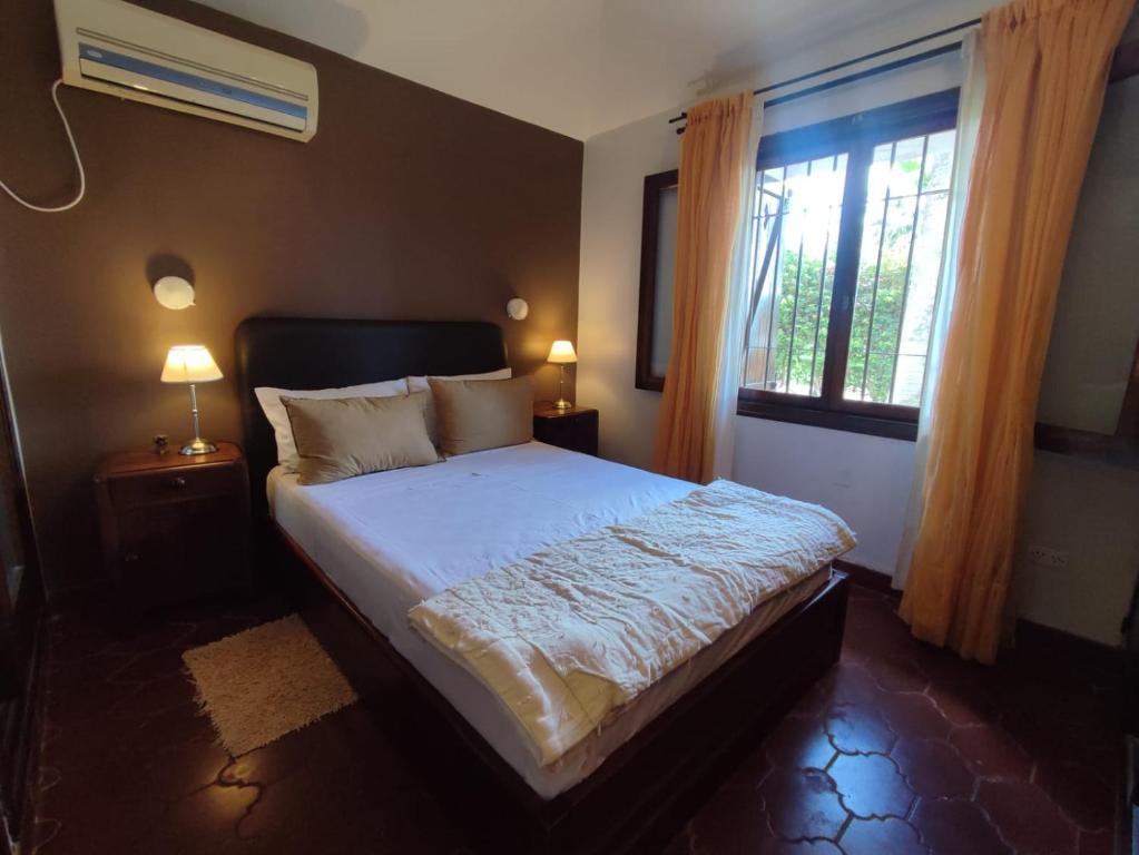特尔马斯德里奥翁多Chalet Del Lago的一间卧室设有一张大床和窗户
