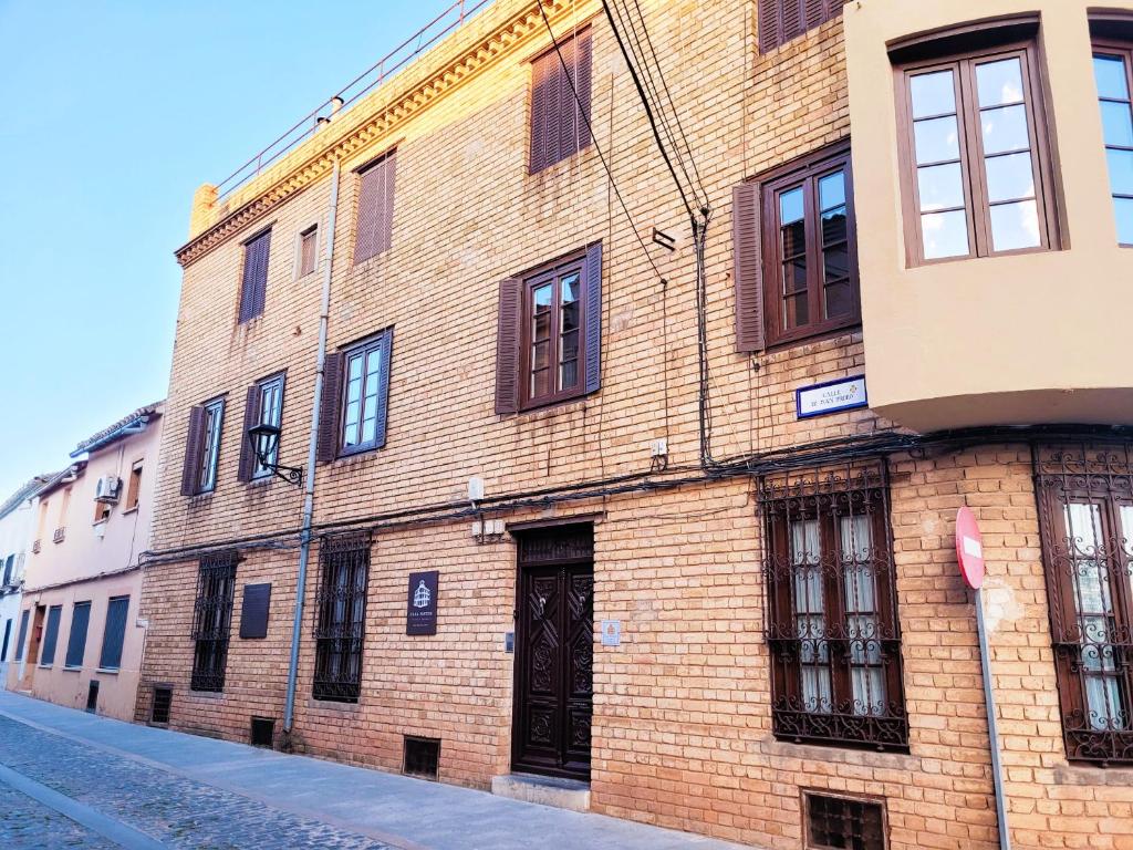 曼萨纳雷斯Casa Rístori Fábrica de Harinas的街上有窗户的砖砌建筑