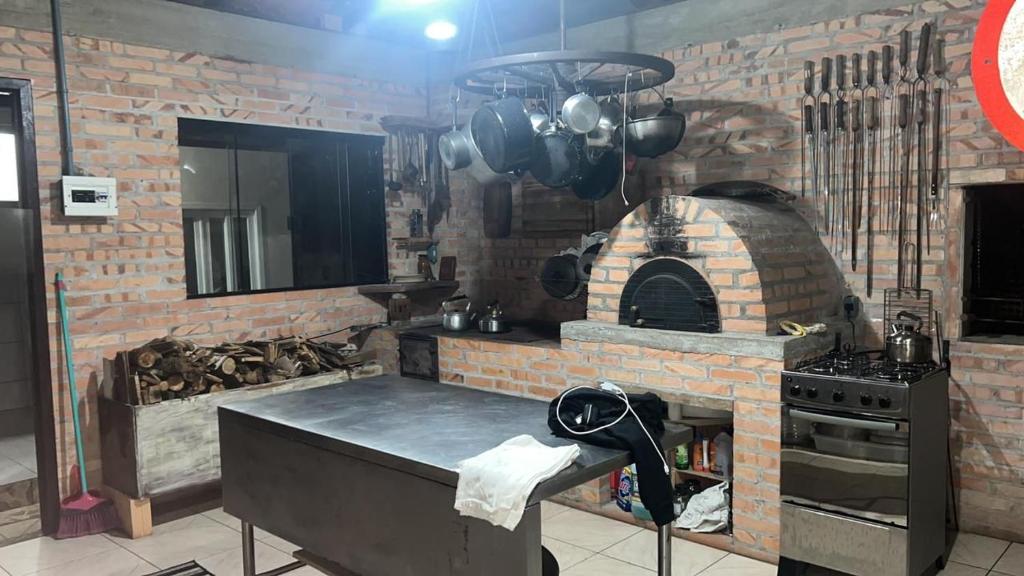 瓜拉图巴Sitio Bonanza的厨房设有砖墙和烤箱