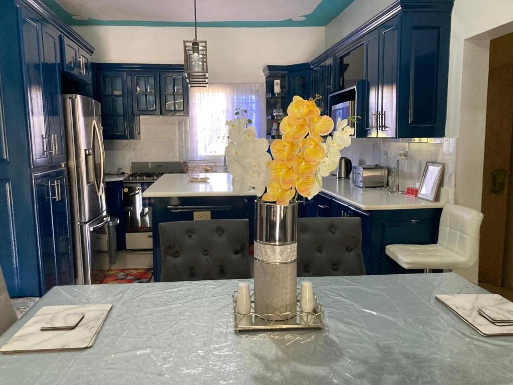 Blissful Retreat in Gravel Hill的厨房配有带黄色花瓶的桌子