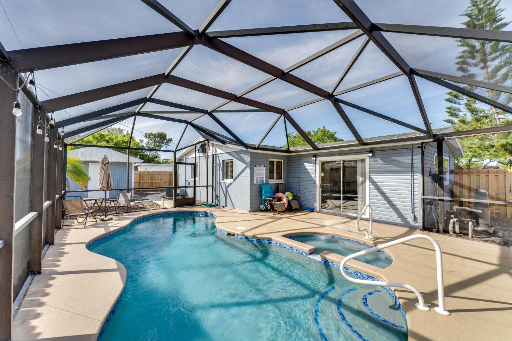 South DaytonaSouth Daytona Home Game Room, Private Pool!的屋顶房屋内的游泳池