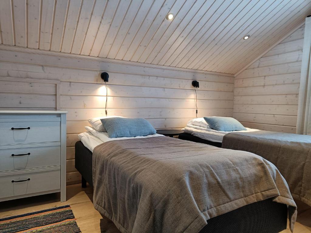 索特Rantatähti Villa的木墙客房的两张床