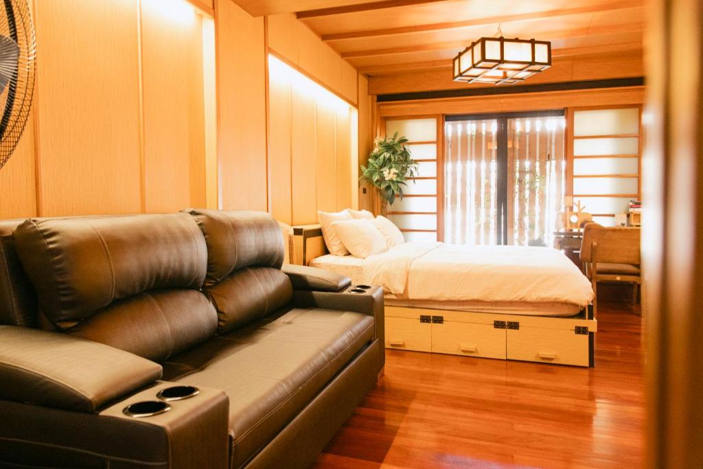 曼谷New York Loft & Japanese Magic by V4SKIN的客厅配有沙发和1张床