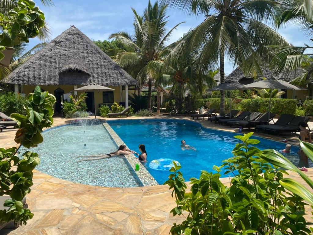 吉汶瓦Kiwengwa Bungalow Boutique Resort的度假酒店的游泳池