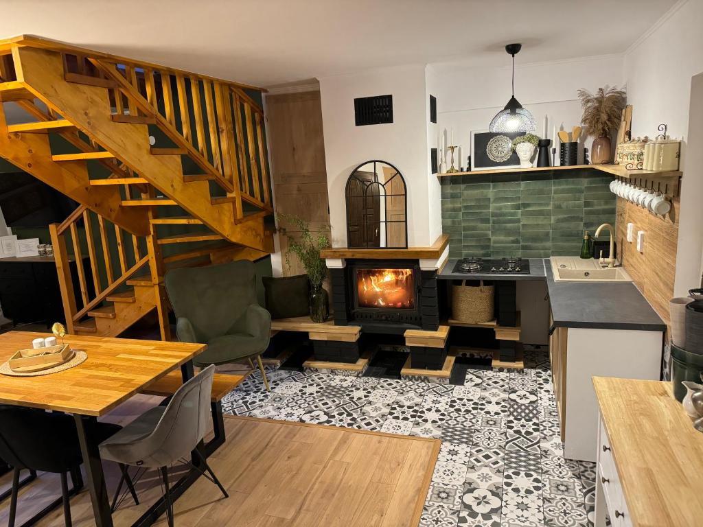 普拉伊德Casa Rustik Nyaraló的一间带楼梯和壁炉的客厅