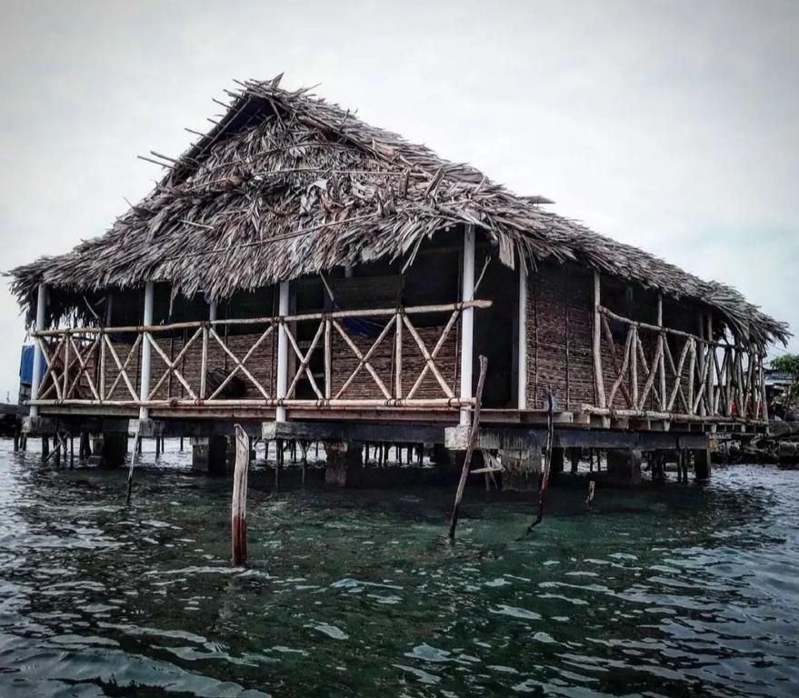 WichubualáPrivate Traditional Hut on the water with 2 rooms的水中码头上的房屋