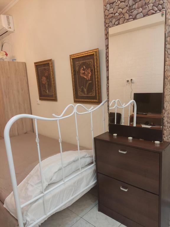 塞萨洛尼基Studio Luxury Maria Xoulia的一间卧室配有一张床和镜子