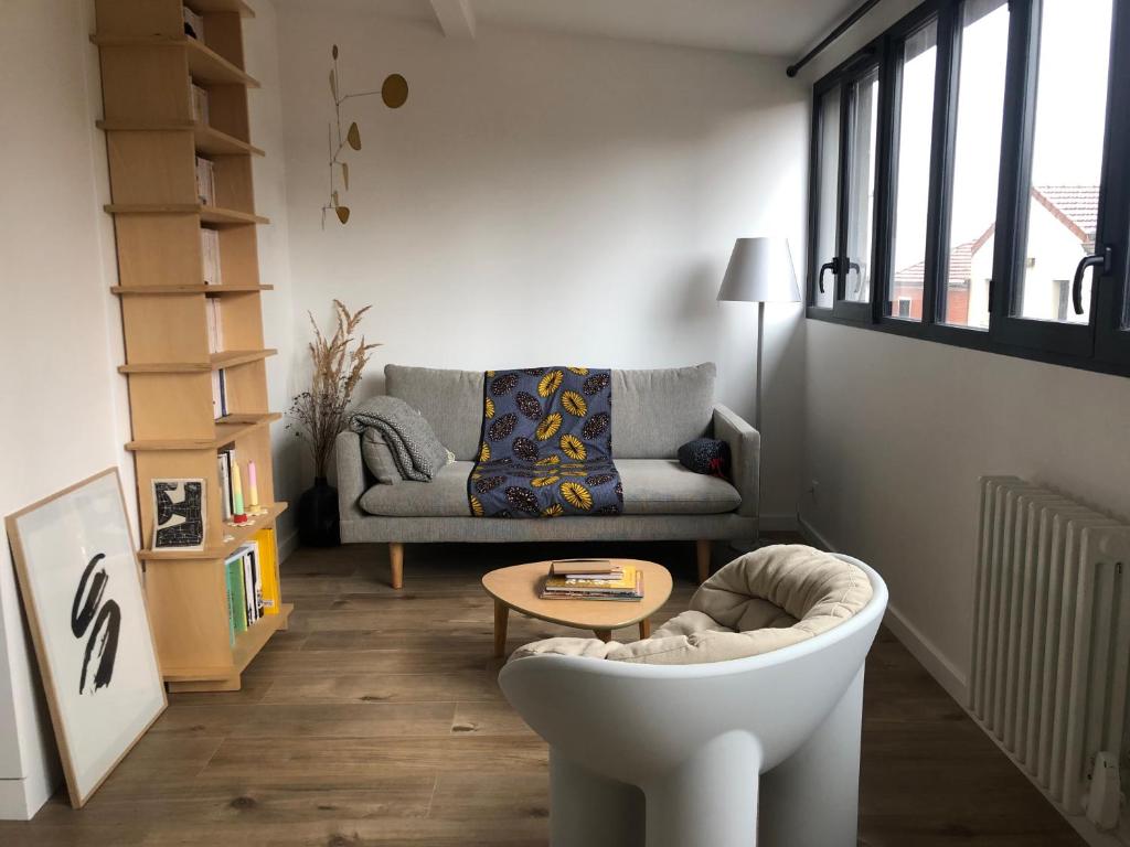 蒙特勒伊Cosy apartment in Montreuil near Paris center的客厅配有沙发和椅子