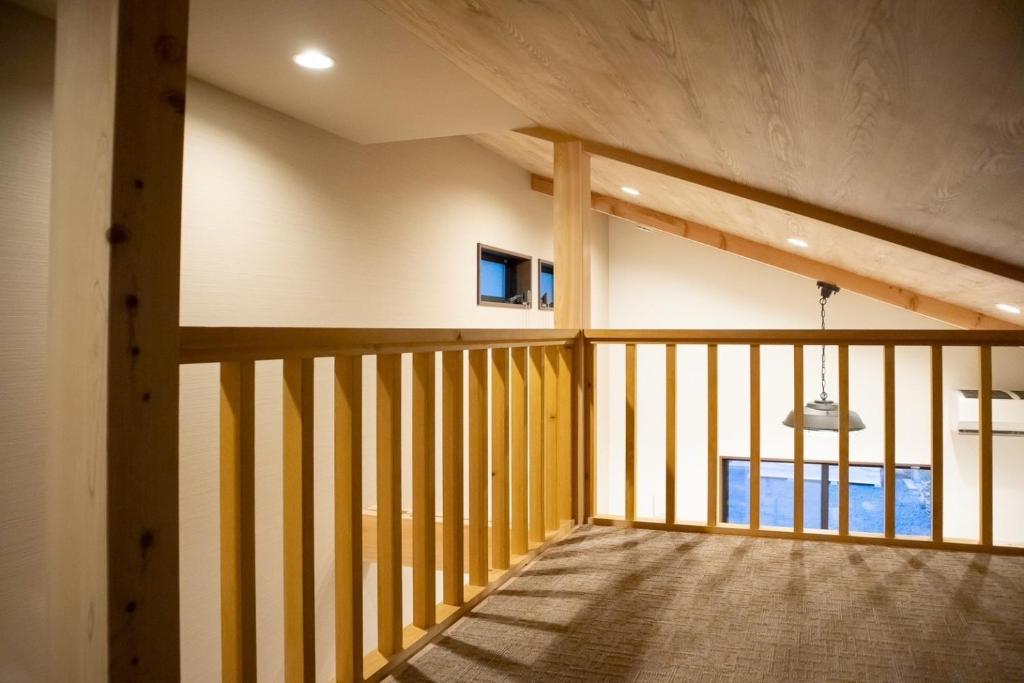岛田Tomoeyado - Vacation STAY 05898v的大房间设有木栏杆和阳台