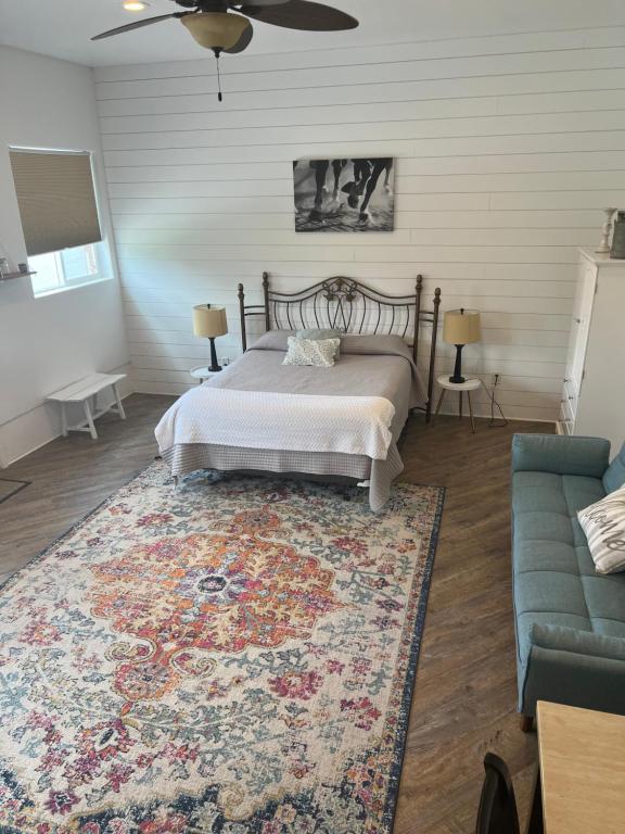 MonroeSecluded Country Elk561的一间卧室配有床、地毯和沙发