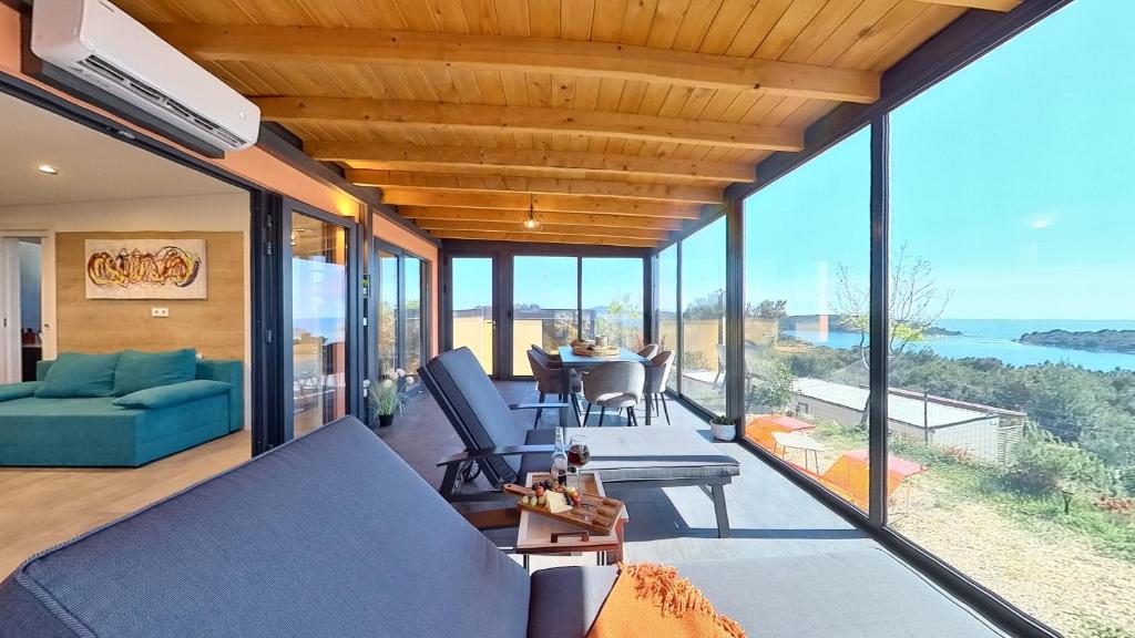 木洛希尼Kasthouse Luxury mobile home Orange的开放式客厅享有海景
