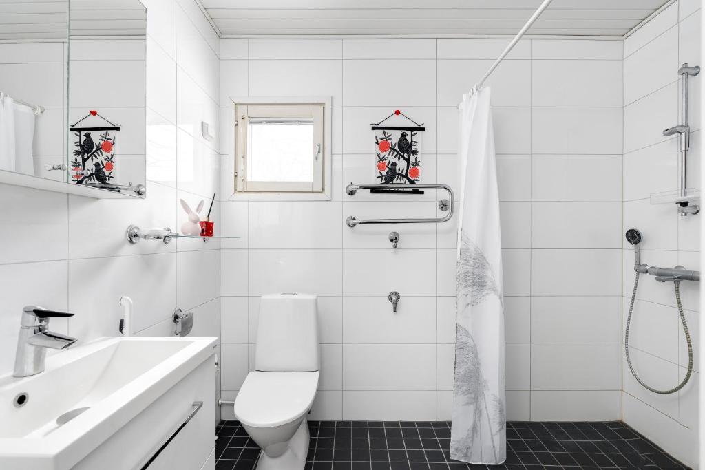 赫尔辛基Private rooms near metro, free parking的白色的浴室设有卫生间和水槽。