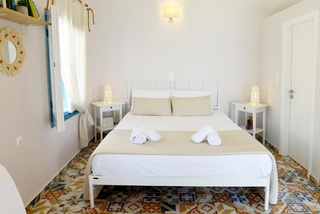 哈尔基岛Spitakia的卧室配有白色床和毛巾