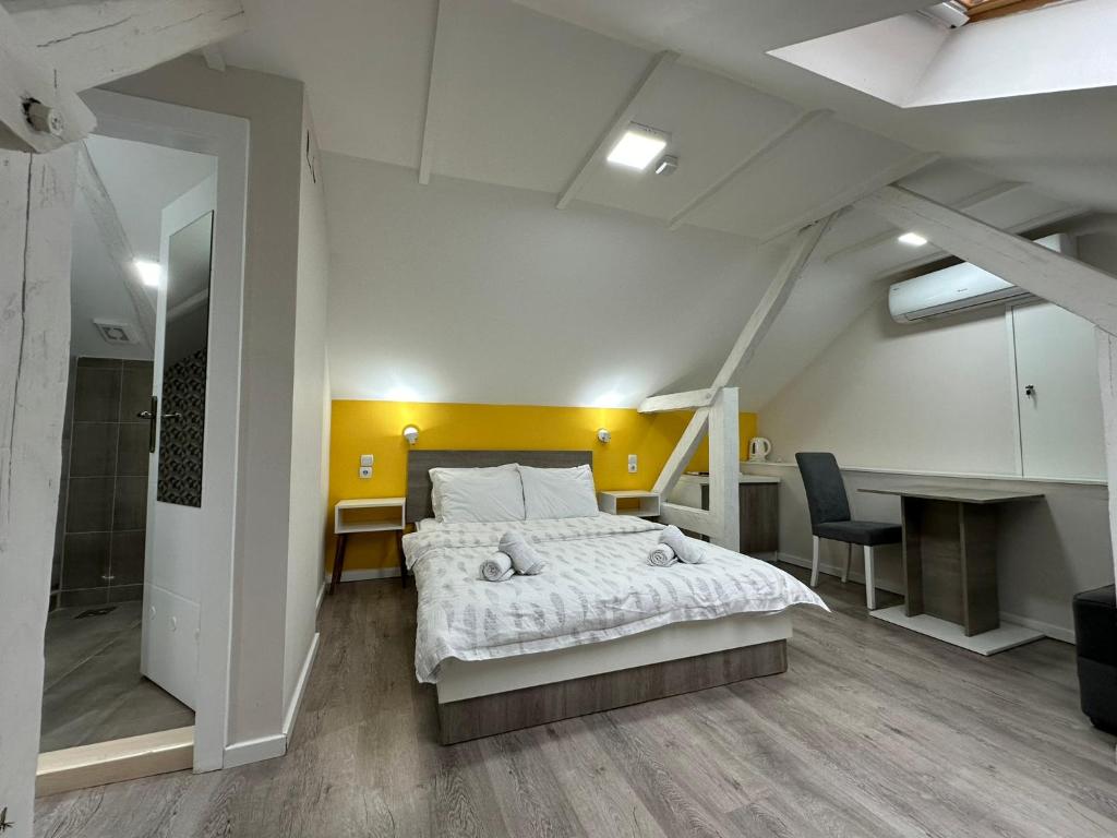 尼什Vila Storia的一间卧室配有一张大床和一张书桌