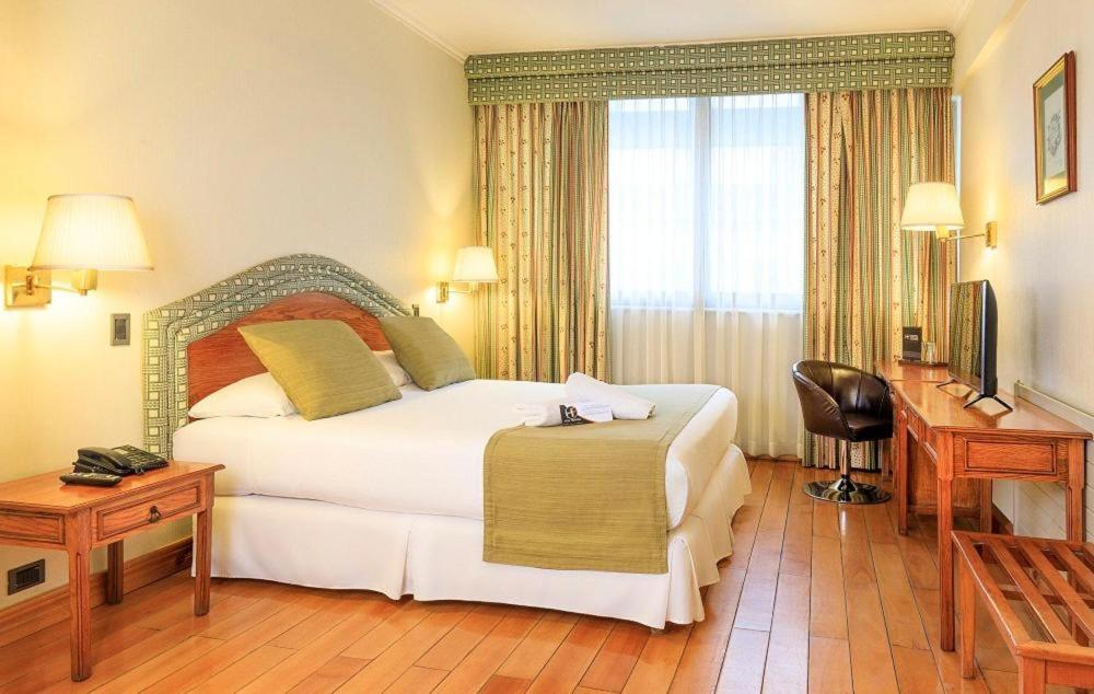 特木科弗昂特拉克拉斯克酒店的酒店客房设有一张大床和一张书桌。