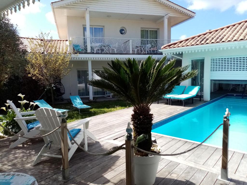 阿雷斯Aresia的一座带游泳池和房子的别墅