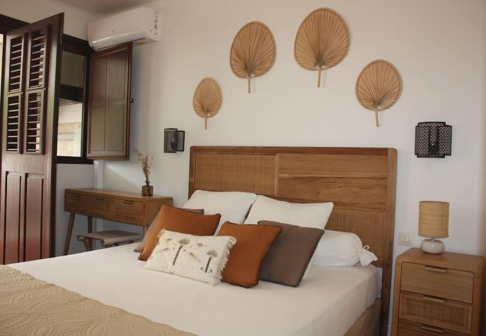圣弗朗索瓦Parenthèse Créole的一间卧室配有带棕色和白色枕头的床