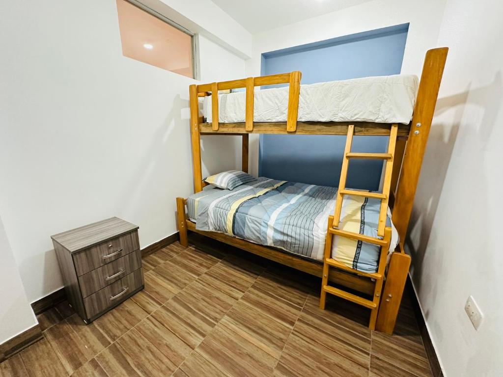 瓦拉斯Kayac Hostel的一间卧室设有两张双层床和梯子