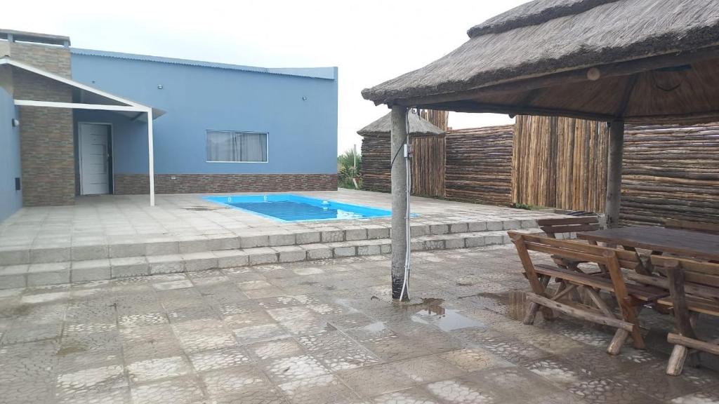 胡宁Quinta elescano的一个带长凳和游泳池的庭院