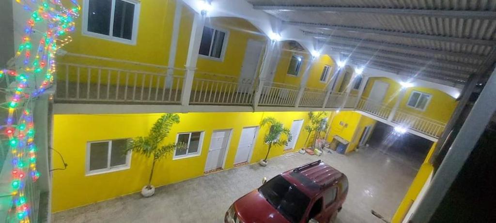 巴里奥斯港Hotel La Posada de Don Chusito的停在黄色建筑前面的汽车