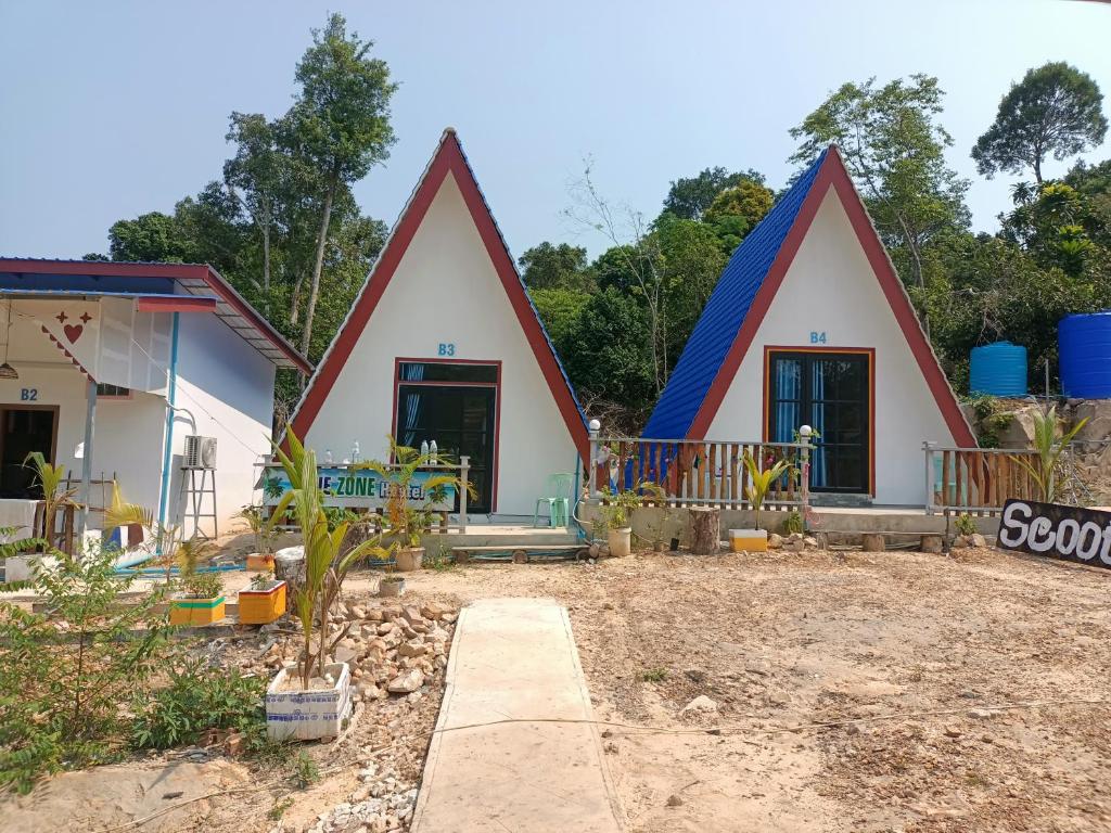 Phumĭ Kâoh RŏngBlue Zone Hostel的两栋小屋正在一个院子内建造