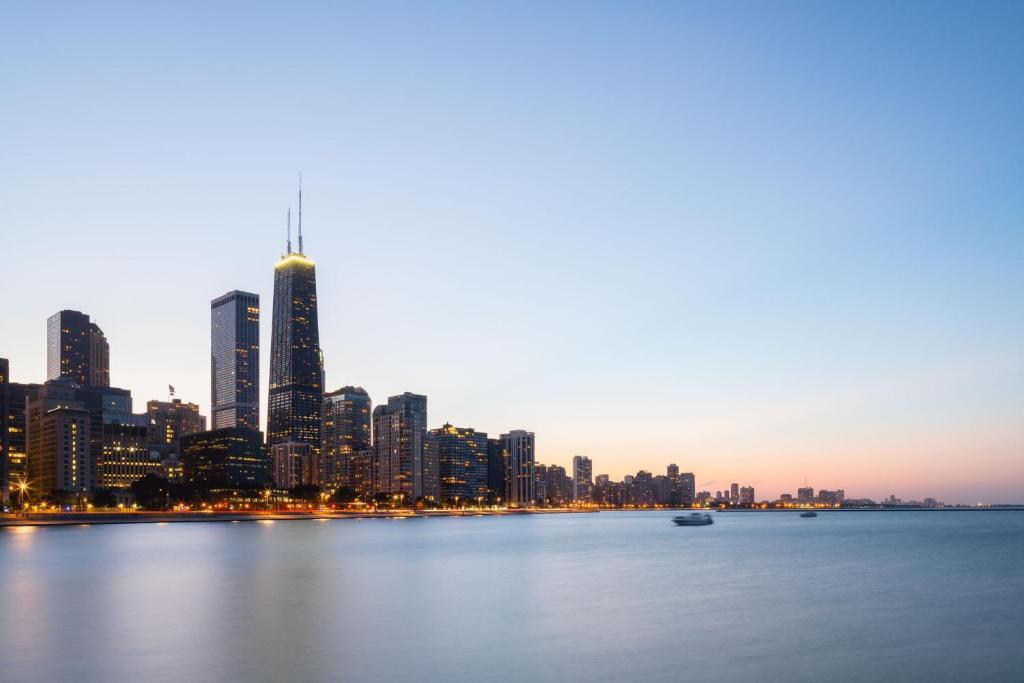 芝加哥丽思卡尔顿酒店，芝加哥的黄昏时从水面上看城市天际线