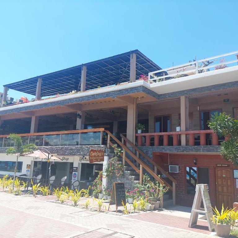 波尔多·格尼拉captngreggs dive resort的带阳台的餐厅